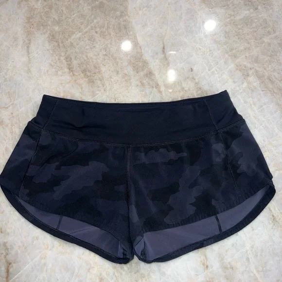 lululemon Speed Up 2.5” Black Camo Athletic Shorts Sz 6 - Picture 4 of 5